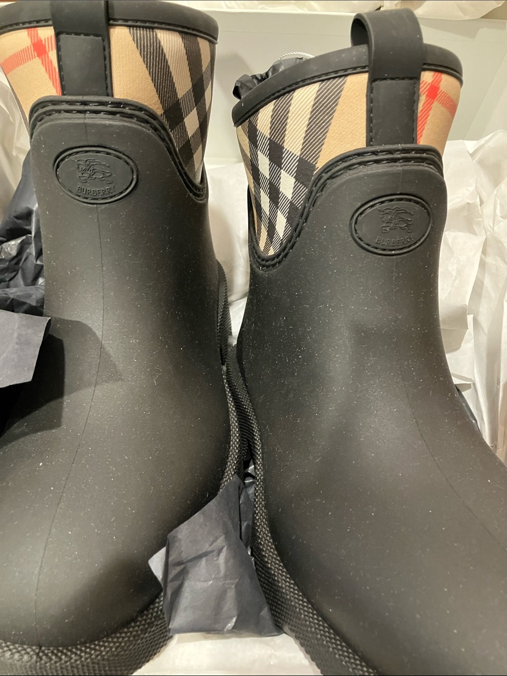 Burberry Black Rain Boots with Beige Vintage Check - Picture 11 of 12